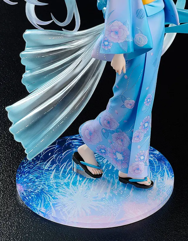 「初音ミク」が花火&ドローンショーで佇む！クリアパーツ使用のツインテールと大きく広がる帯が幻想的