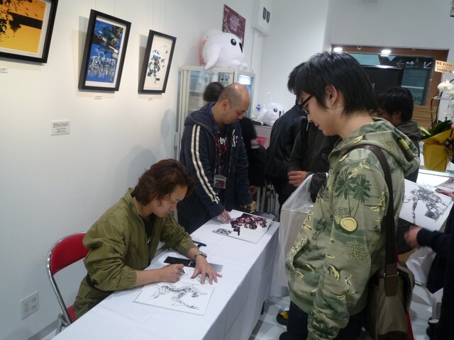 『MGS』のアートディレクター新川洋司による展示会が開催中、初日から多くのファンが駆けつける