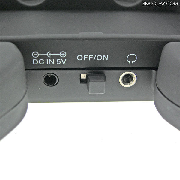 バッテリ充電用USBケーブル接続部とイヤホン接続部 バッテリ充電用USBケーブル接続部とイヤホン接続部