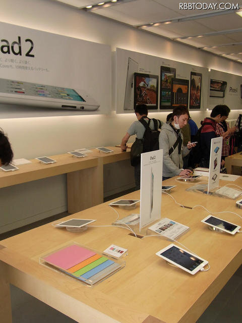 「iPad Smart Cover」もセットで購入する姿が目立った 「iPad Smart Cover」もセットで購入する姿が目立った