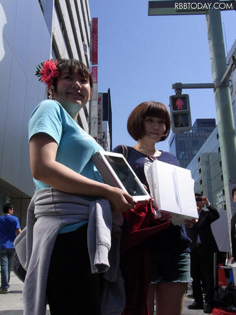 右は今回購入した日本モデル、左はアメリカで購入したものという女子二人組 右は今回購入した日本モデル、左はアメリカで購入したものという女子二人組