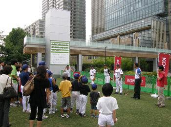 Konami 東京ミッドタウンでキャッチボールを体験できるイベントを開催 インサイド