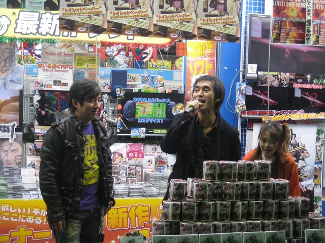 『NO MORE HEROES』発売記念イベントで、和田氏と須田氏のコンビが必死のPR