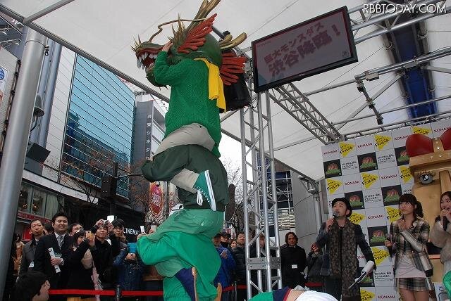 渋谷109に巨大モンスダスが登場!?　ドラコレガールズも駆けつけた『ドラゴンコレクション』渋谷降臨ステージ 