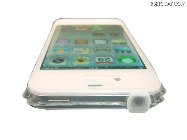 Dockコネクタ用とイヤホンジャック用のキャップを付属