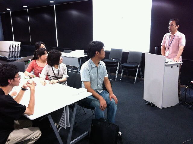 同社会議室で会社概要について説明を受ける