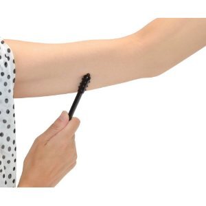 この発想はなかった！ゲームを遊びながらお肌マッサージできる「ゲルマローラー タッチペン for 3DS」