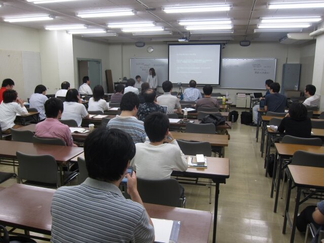 会場の東洋美術学校では学生からプロまで約30名が受講