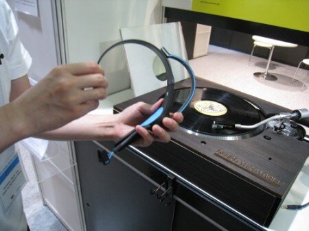 【TGS 2012】集中力の無い人はDJプレイができません・・・neurowearの脳波ターンテーブル