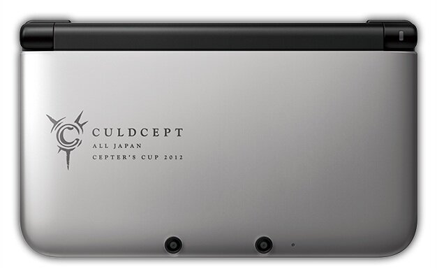 こちらは、カルドセプト公式全国大会の優勝者へ贈られる賞品の「『カルドセプト』オリジナル刻印入り　ニンテンドー3DS LL」。