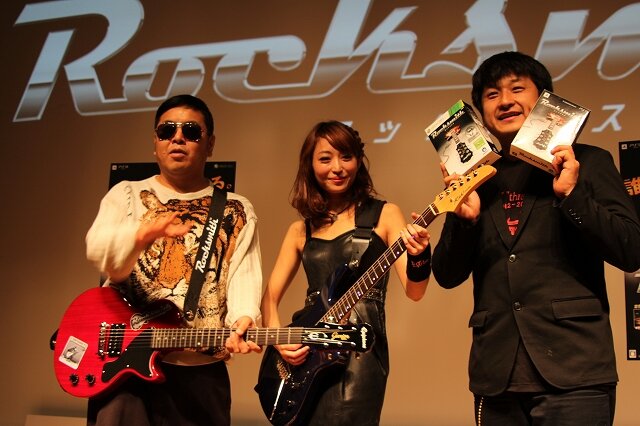 【UBIDAY2012】ダイノジの二人が『ロックスミス』でギターの腕前を披露!? 美しすぎるギタリストも登場