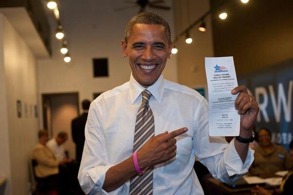 投票用紙を持つオバマ大統領