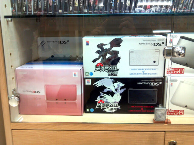 左がニンテンドー3DS本体。右は日本でも発売された『ポケットモンスター ブラック・ホワイト』DSi本体同梱版