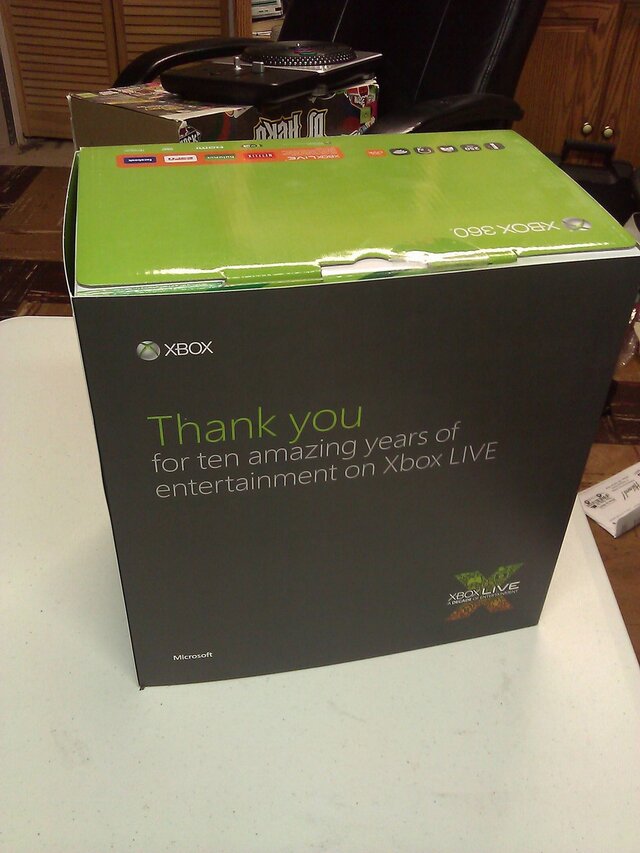マイクロソフト、Xbox LIVE10周年記念で限定デザインのXbox 360を長期加入者にプレゼント