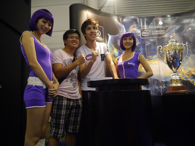 『SC2』のスタープレイヤーGrubbyの撮影・サイン会にシンガポールでも多くのファンが駆けつけた。横にあるトロフィーはシーズンのワールドチャンピオンに贈られるもので、歴代優勝者の名が刻まれている