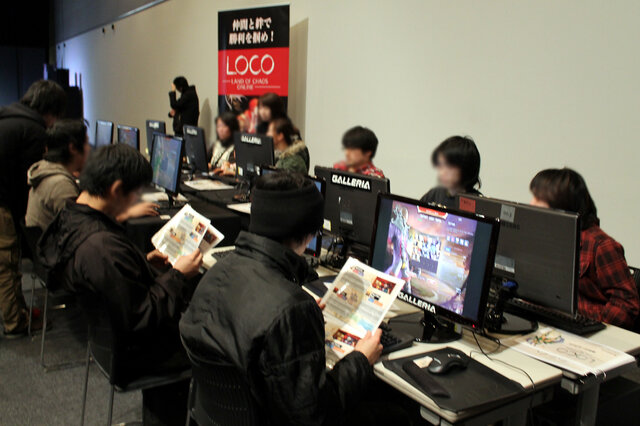 マニュアルをしっかり確認するテストプレイヤー達