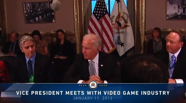 ゲーム業界の代表と会談するバイデン副大統領(中央)