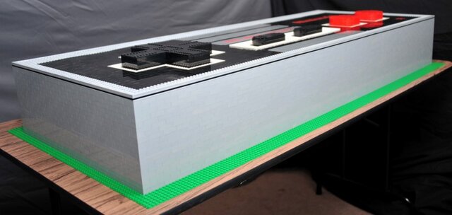 本当に使える！レゴで作った巨大なファミコンコントローラー