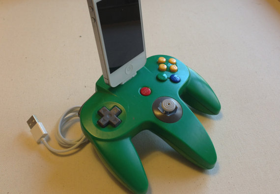 NINTENDO64コントローラー風iPhoneドック