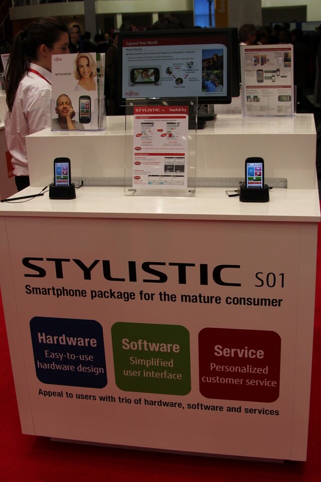 【MWC 2013】富士通、海外向けらくらくスマートフォン「STYLISTIC」を初披露