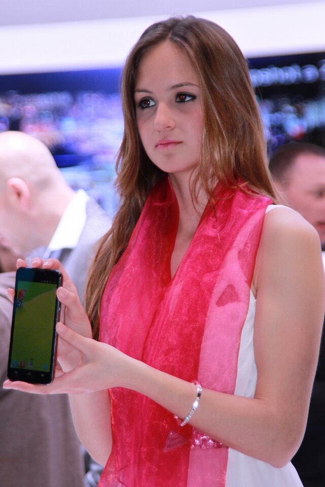 【MWC 2013】美人コンパニオンが紹介、ZTEの最新スマートフォン&タブレット