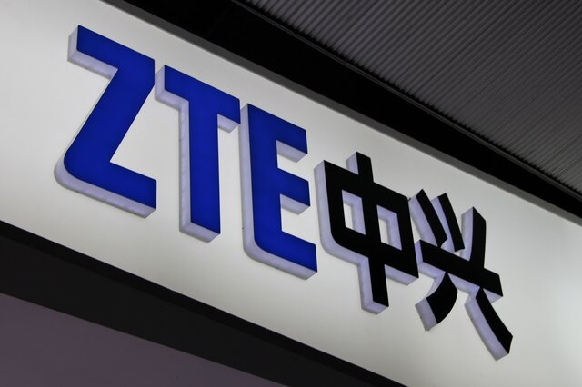 【MWC 2013】美人コンパニオンが紹介、ZTEの最新スマートフォン&タブレット