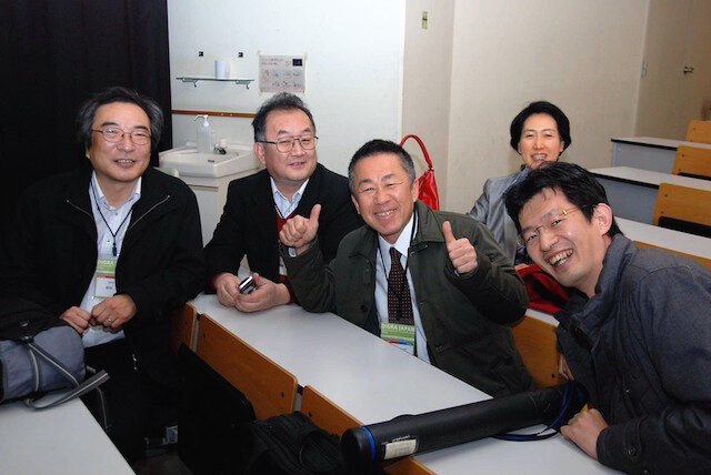旧ナムコ出身の研究者（左から岩谷氏・遠藤氏・岸本氏・中村氏）と矢田真理氏（奥）