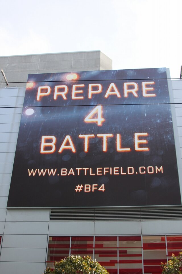 両端に掲げられているもの