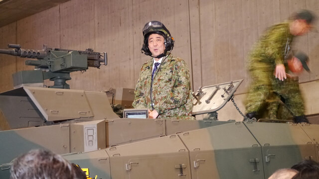 【ニコニコ超会議2】安倍首相が自衛隊と在日米軍ブースを視察、10式戦車に搭乗