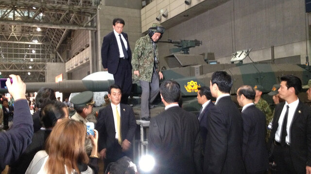 【ニコニコ超会議2】安倍首相が自衛隊と在日米軍ブースを視察、10式戦車に搭乗