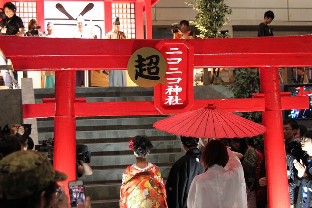 神社の階段を登っていく