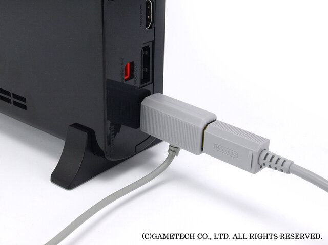 Wii U用ACアダプタのDCプラグへ連結し、充電ボードへ電源を供給
