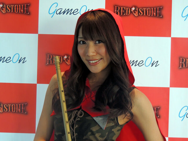 美しい谷間に思わずドキッ！佐山彩香さんら美女が登場した『RED STONE』カンファレンスの模様を写真でチェック