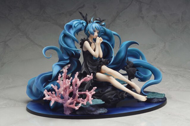 1/8スケールフィギュア「初音ミク 深海少女ver.」予約開始 ― グッ鉄カフェではスペシャルドリンクもプレゼント