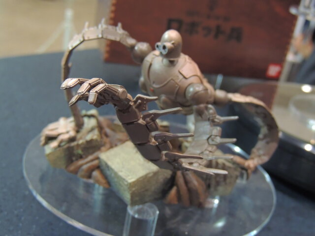 【東京おもちゃショー 2013】すさまじい破壊力をもつラピュタの「ロボット兵」現る － 会場限定で飛行石も配布中