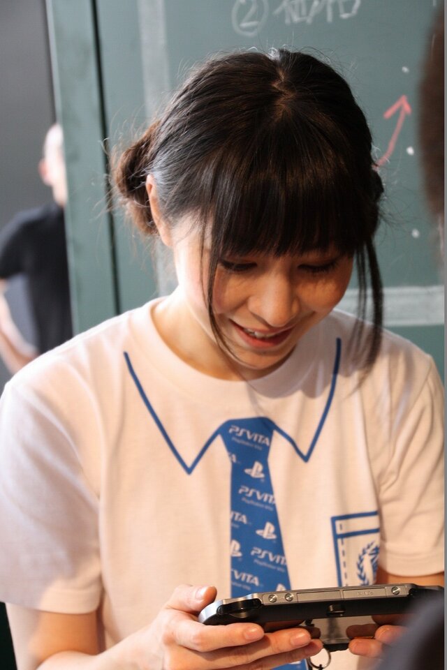 共闘するぞー!「共闘学園」開校式が開催 -プレイ方法を手取り足取り教えてくれる女性徒達をフォトレポート