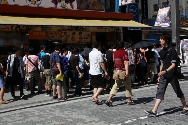 お店の前にも列が出来ています