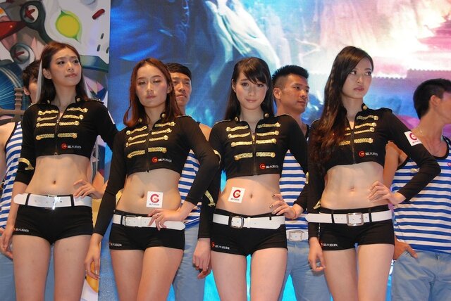 【China Joy 2013】上海で熱いゲームショウが開幕！ずらり並んだ美女軍団にサービス！サービス！