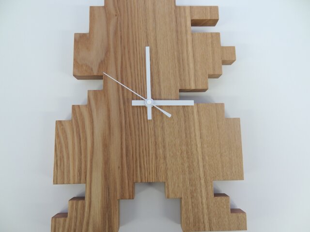 シンプルさがたまらない！ドットのマリオを形どった木の掛け時計「MARIO DROP CLOCK」を開封