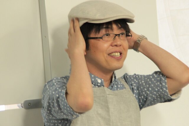 松山氏から帽子を受けとるニイザト店長。なお、こちらはコスプレだとか