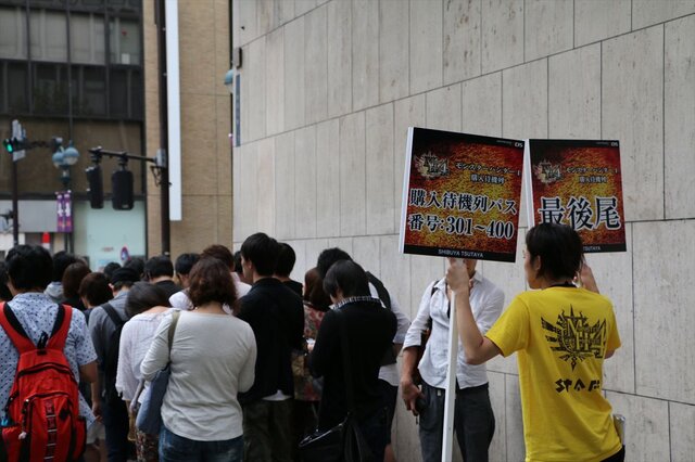 『モンスターハンター4』発売に辻本氏喜びの声、渋谷カウントダウンイベントは長蛇の列