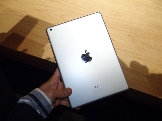 iPad Air本体背面。薄型化にともなって4隅がよりシャープなデザインに仕上がっている