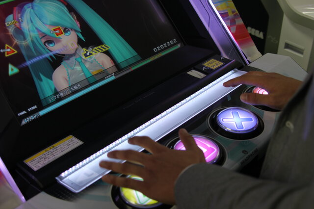 あまりの爽快感に、思わず両手をクロスさせてまった『初音ミク Project DIVA Arcade Future Tone』のファーストインプレッション