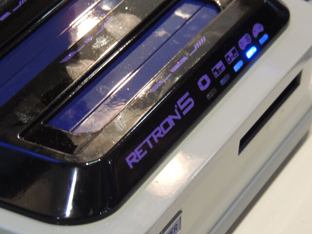 【ブラジルゲームショウ 2013】次世代機の裏で注目を集める新ハード?「RetroN 5」を遊んできた