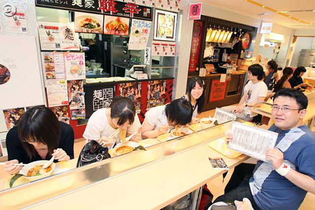 「魔人らーめん」を販売中の原宿「麺家 韓辛」はこんなカンジ―『東京魔人學園剣風帖』