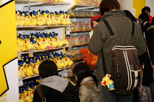 小型ショップ ポケモンストア 1号店の東京駅店がオープン 開店の様子を写真でお届け 4枚目の写真 画像 インサイド 小型ショップ ポケモンストア 1号店の東京駅店がオープン 開店の様子を写真でお届け 4枚目の写真 画像 インサイド