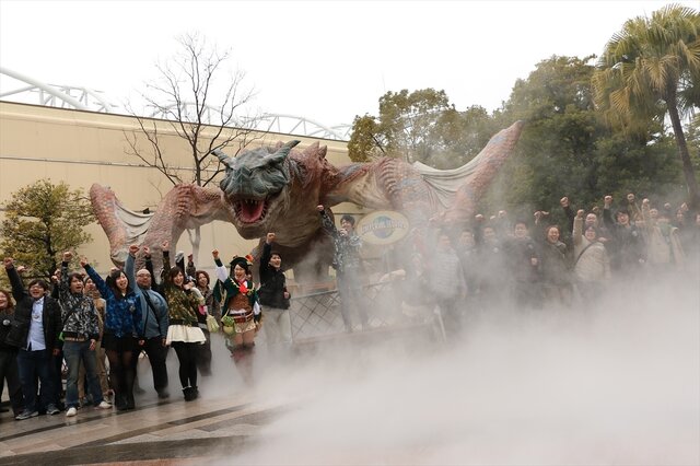 看板娘もホッと胸をなで下ろす迫力「モンスターハンター・ザ・リアル 2014」等身大ティガレックスの大咆哮