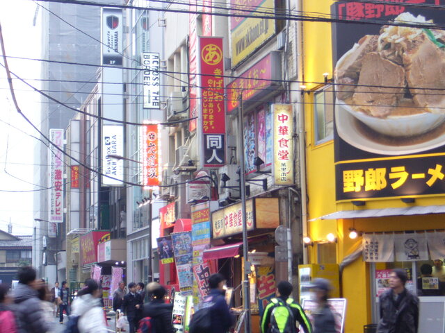 ベルサールの裏側にある十字路につけば少し奥のビルに店の看板が見える。黄色塗りの建物の野郎ラーメンを目印に覚えておくとわかりやすいです