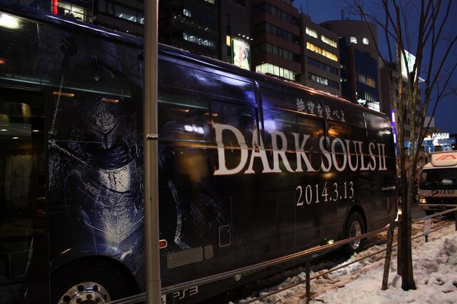 『ダークソウル2』ラッピングバスがお出迎え