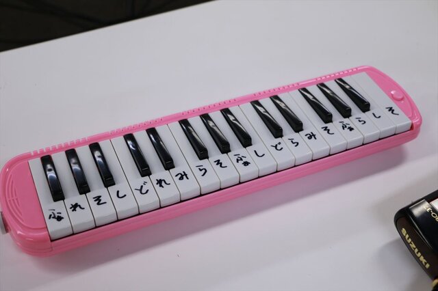 数十年触っていないので、とドレミが書かれた一之瀬氏のピアニカ
